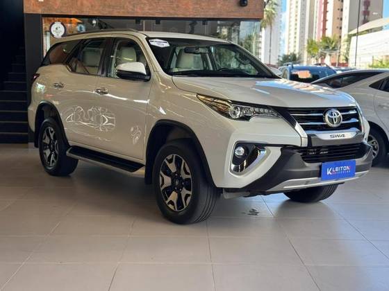 TOYOTA HILUX SW4 2.8 SRX DIAMOND 4X4 7 LUGARES 16V TURBO INTERCOOLER DIESEL 4P AUTOMÁTICO